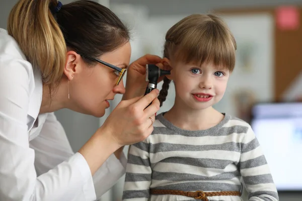 Liten flicka patienten — Stockfoto