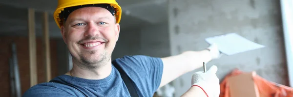 Cheerful builder looking at camera — Stock Photo, Image