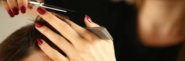 Cabeleireiro mãos segurando tesouras e escova de cabelo — Fotografia de Stock