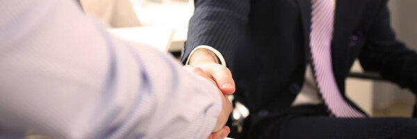 Красивый босс в офисе
