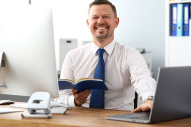 Gülümseyen iş adamı