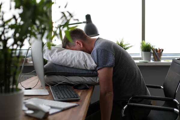 Unavený muž na pracovišti — Stock fotografie