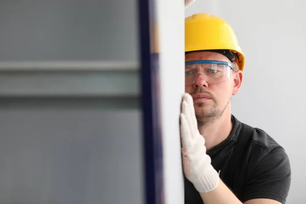 Handyman olhando para canto da parede — Fotografia de Stock