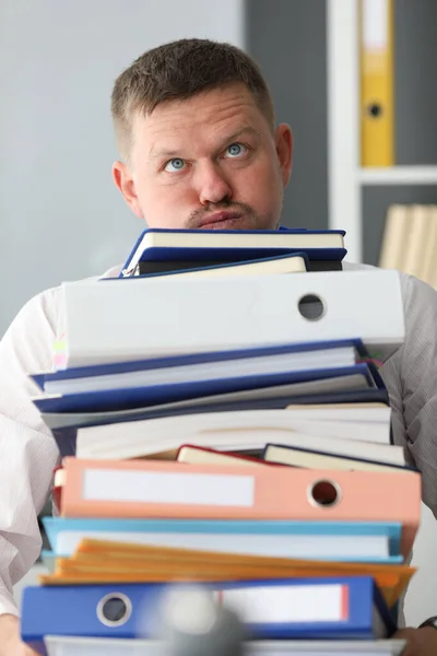 Homem exausto no trabalho — Fotografia de Stock