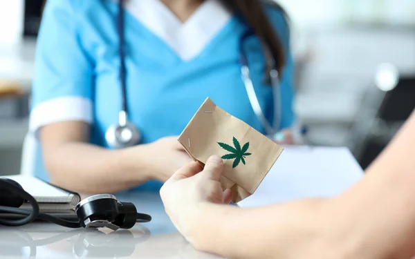 Kvinna läkare skriver ut recept för medicinsk marijuana — Stockfoto