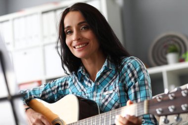 Şehvetli gülüşlü kadın