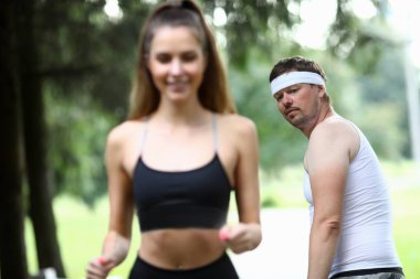 Adam kıza dönüyor.