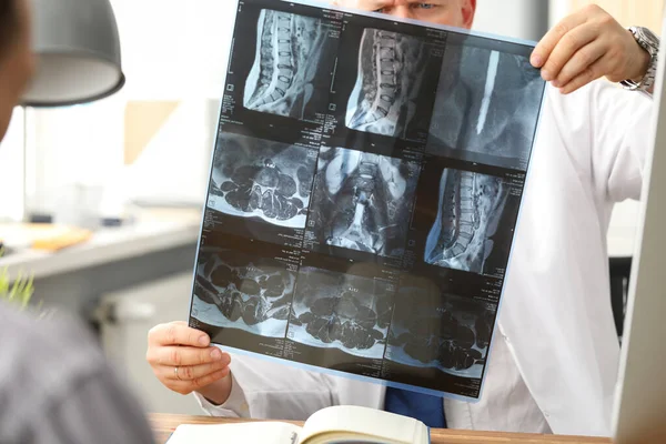 Radiologista mostrando raio-x — Fotografia de Stock