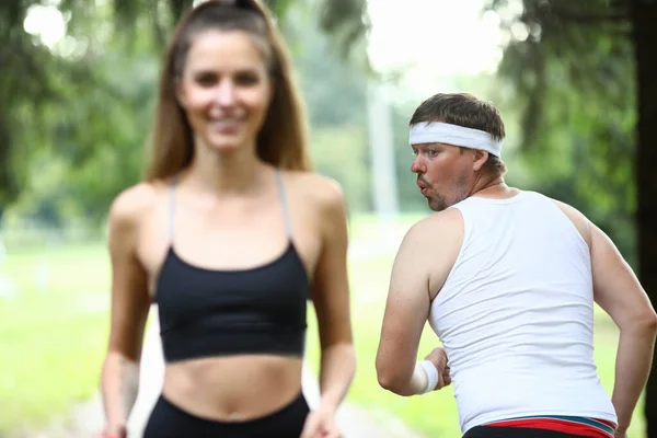 Killen som springer i grön park — Stockfoto