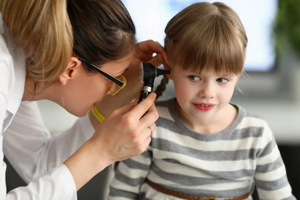 Lächelndes kleines Kind — Stockfoto