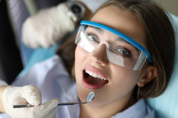 Niedlich geduldig öffnen mund im doc stuhl — Stockfoto