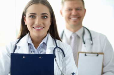 Doktor kağıt klasörü tutuyor.