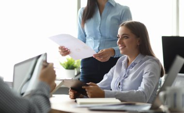 İş görüşmelerinde iş arkadaşları