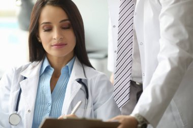 Yakışıklı doktor ve meslektaşı.