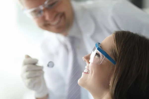 Un paciente encantador en la cita con el médico — Foto de Stock