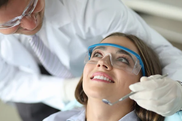 Mujer perfecta en silla en doc — Foto de Stock