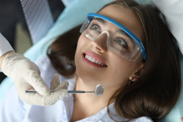 Hübsche Frau mit Spezialbrille — Stockfoto