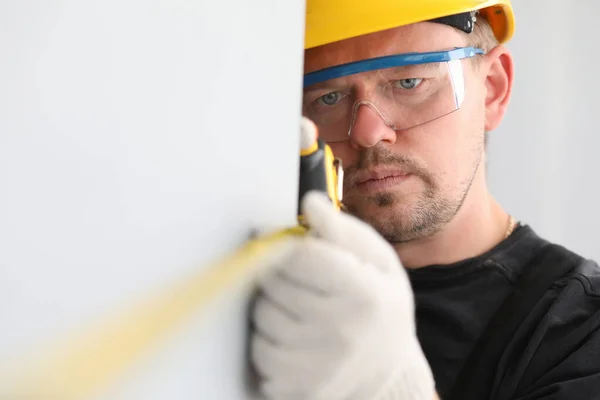 Ingeniero que mide el tamaño de pared — Foto de Stock