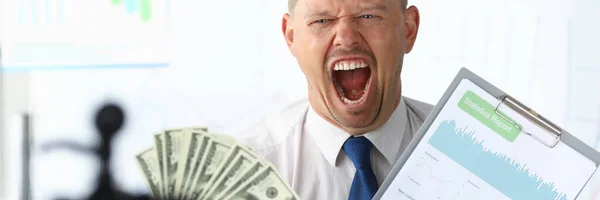 Сердитий бізнесмен відеоблогер тримає в руках долари — стокове фото