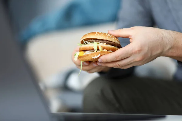 Kocaman lezzetli bir hamburger. — Stok fotoğraf