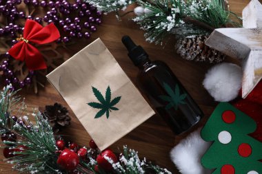 Yeşil marihuana ambalajı ve noel tabelası.
