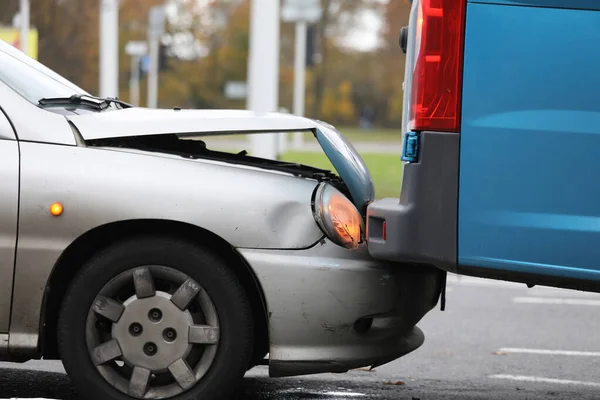 Pára-choques danificado do carro — Fotografia de Stock