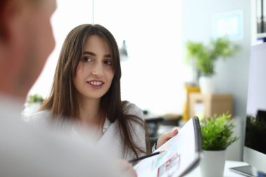 İş kadını müşteriyle konuşuyor.