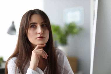 İş yerinde yaratıcı tasarımcı