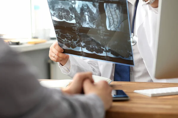 Cirujano sosteniendo radiografía de columna —  Fotos de Stock