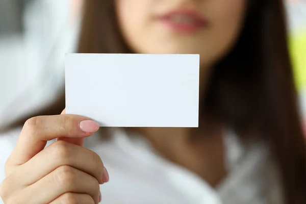 Vrouwelijke arm in pak geven leeg telefoonkaart bezoeker — Stockfoto