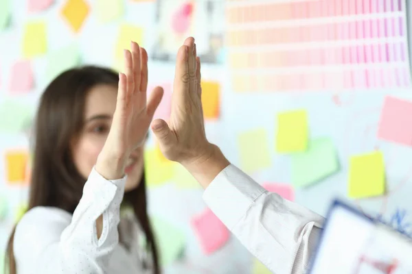 Negocios high-five en el lugar de trabajo — Foto de Stock