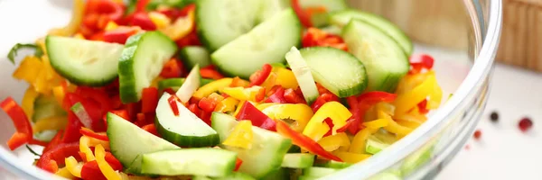 Frisch gehackte Chilischote Gurken Salatschüssel — Stockfoto