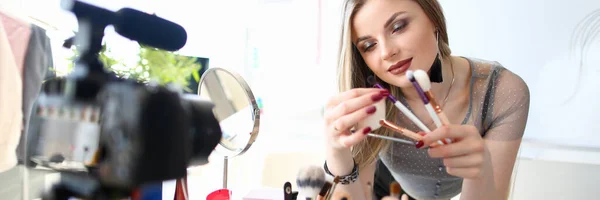 Kobieta Visagiste blogger Recording Beauty tutorial — Zdjęcie stockowe