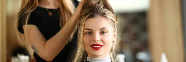 Menina Cliente Obtendo Penteado por Cabeleireiro — Fotografia de Stock