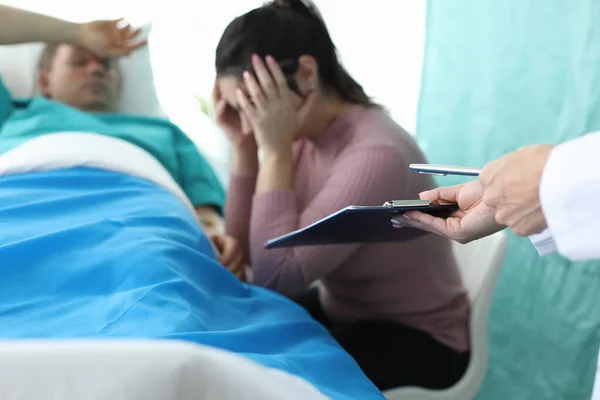 Hombre enfermo yaciendo en el hospital — Foto de Stock