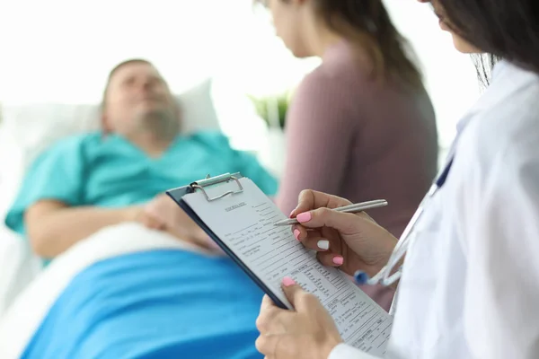 Formulario de llenado médico sobre la condición del paciente — Foto de Stock