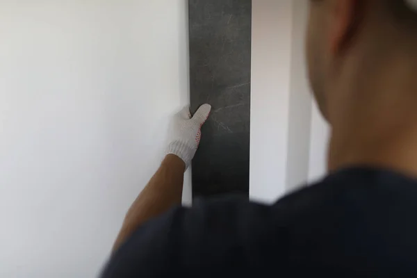 Workman choosing texture for wall — Stock Photo, Image