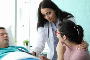 Yorgun hasta hastane koğuşunda dinleniyor.