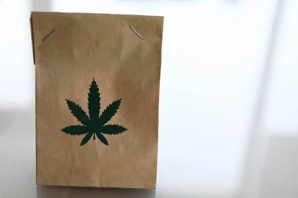 Väska av kraftbrunt papper med marijuana-logotypen — Stockfoto