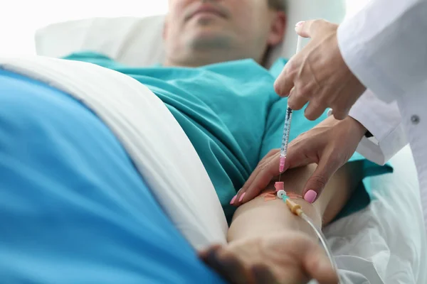 Homem doente a tomar medicamentos — Fotografia de Stock