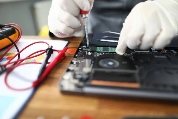 Técnico do portátil que fixa o computador pessoal — Fotografia de Stock