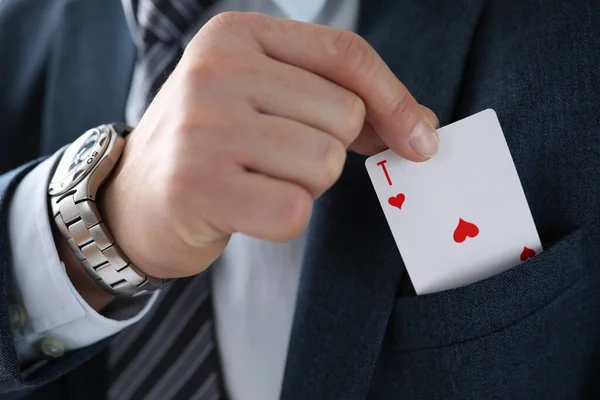 Muž obchodník ruční držení hrací karty v ruce — Stock fotografie