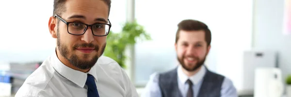 Takım elbise ve kravat gülümseyen sakallı işadamları grubu — Stok fotoğraf