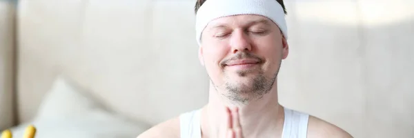 Hombre de Yoga con Ojos Cerrados y Retrato de Cara Feliz — Foto de Stock