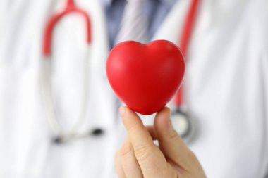 Doktor elinde tut kırmızı oyuncak hert hastaneye karşı