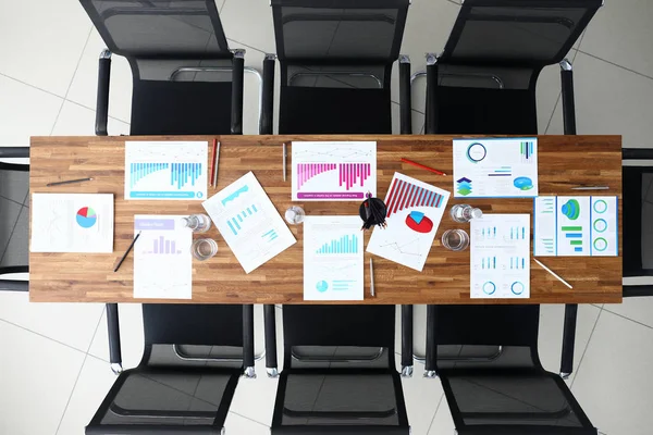 Papier met visitekaartje op houten kantoortafel — Stockfoto