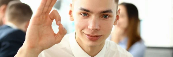 Braço masculino mostrar OK ou confirmar durante a conferência — Fotografia de Stock