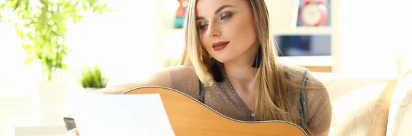 Início Guitarra Jogando Lição Menina Segure Instrumento — Fotografia de Stock