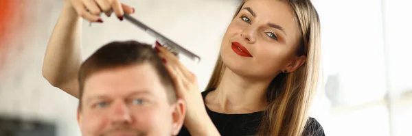 サロンで女性美容師コーミング男性クライアント — ストック写真