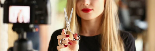 Femme blonde blogueur tenant des ciseaux métalliques — Photo